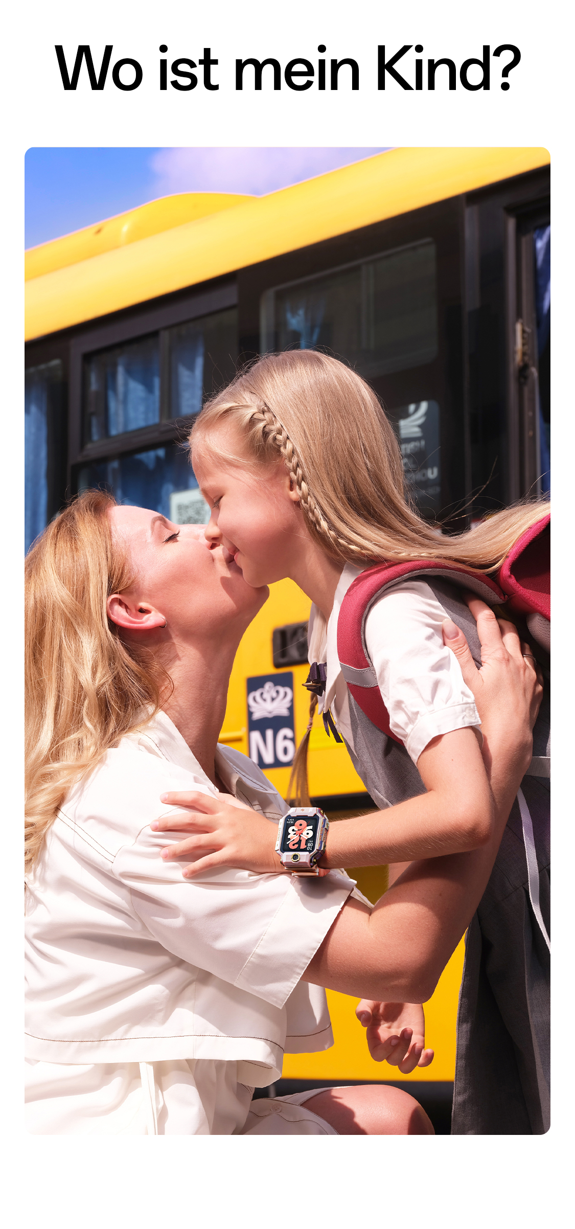 imoo Watch Phone X10 Roségold: Mutter küsst Tochter vor Schulbus, Sicherheit für Eltern. Produktseite.