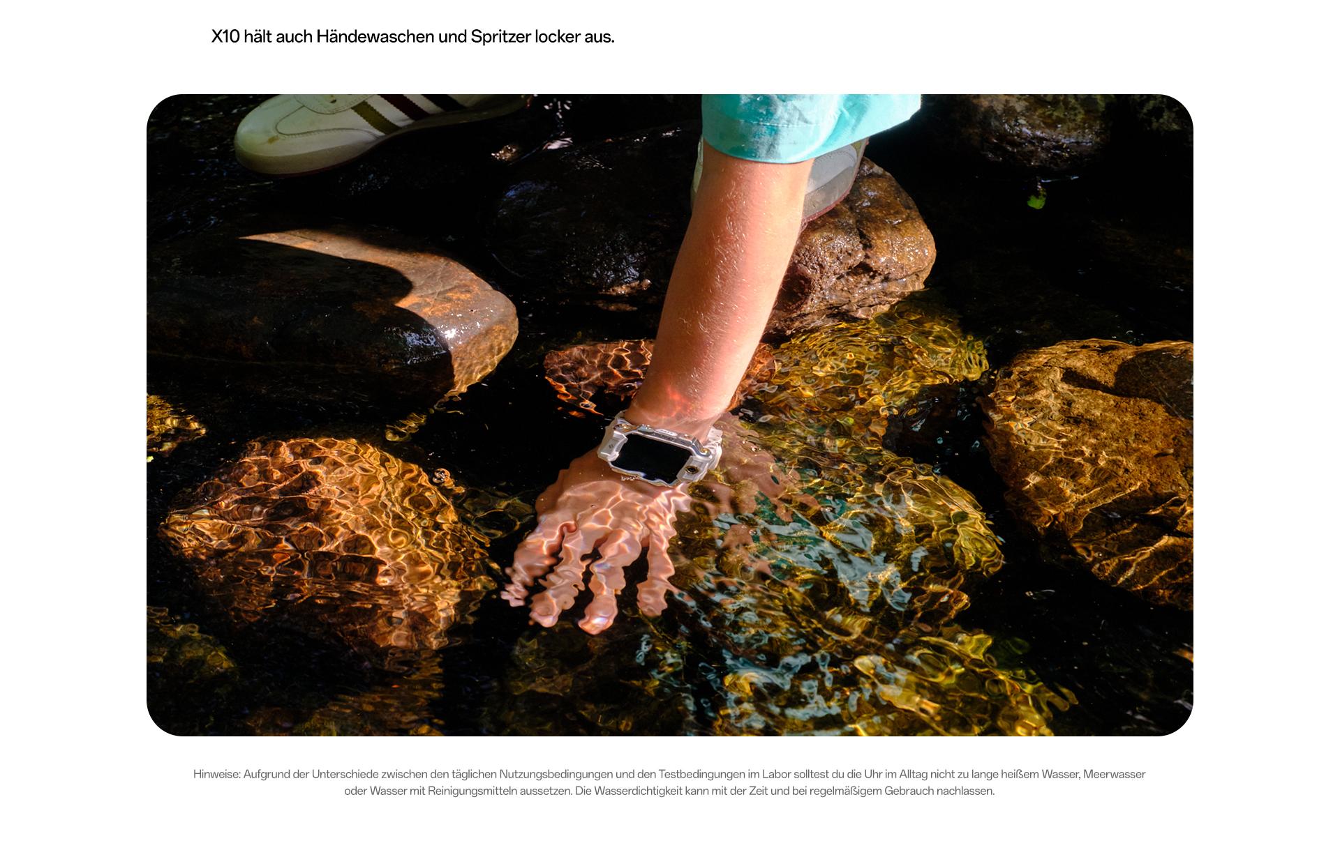 imoo Watch Phone X10 mit transparentem Armband im Bach, Kind schöpft Wasser. Wasserdichtigkeit im Einsatz.