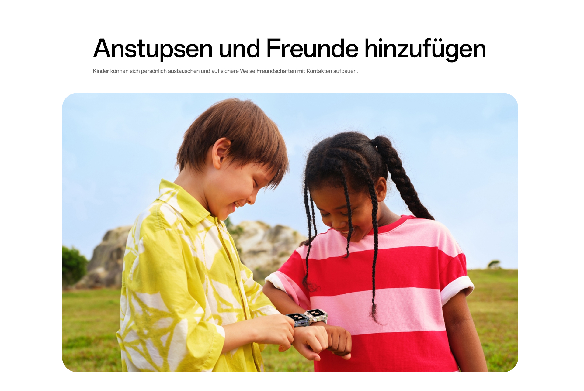 imoo Watch Phone X10: Kinder fügen auf Wiese Freunde hinzu, zeigen Uhr am Handgelenk. Produktseite.