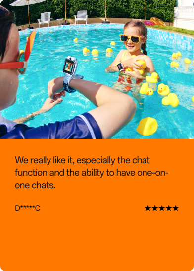 Kundenbewertung: Ein Kind im Schwimmbad trägt eine imoo Kinder-Smartwatch am Handgelenk und zeigt sie einer anderen Person. Bewertungstext: „Uns gefällt sie sehr gut, besonders die Chat-Funktion und die Möglichkeit, Einzelchats zu führen." Benutzer: D*****C. Bewertung: 5 von 5 Sternen.