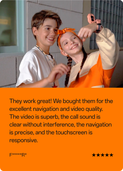 Kundenbewertung: Zwei Kinder lächeln in die Kamera, eines davon trägt eine imoo Kinder-Smartwatch am Handgelenk. Bewertungstext: „Funktioniert super! Wir haben sie wegen der hervorragenden Navigation und der tollen Videoqualität gekauft. Das Video ist erstklassig, der Ton beim Telefonieren klar ohne Störungen, die Navigation präzise und der Touchscreen reagiert schnell." Benutzer: F*****R*. Bewertung: 5 von 5 Sternen.