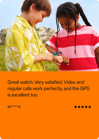 Kundenbewertung: Zwei Kinder stehen im Freien, eines schaut auf seine imoo Kinder-Smartwatch, das andere schaut zu. Bewertungstext: „Tolle Uhr, sehr zufrieden! Video- und normale Anrufe funktionieren einwandfrei, und auch das GPS ist ausgezeichnet." Benutzer: M*****K. Bewertung: 5 von 5 Sternen.
