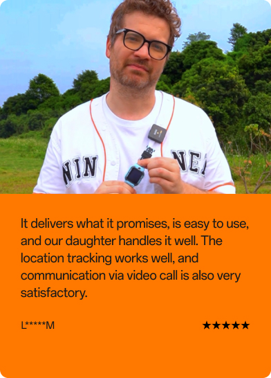 Kundenbewertung: Mann mit Brille hält eine imoo Kinder-Smartwatch in die Kamera, im Hintergrund grüne Bäume. Bewertungstext: „Hält, was sie verspricht. Die Bedienung ist einfach, unsere Tochter kommt bestens damit zurecht. Die Ortung funktioniert gut, und auch die Videoanrufe sind sehr zufriedenstellend." Benutzer: L*****M. Bewertung: 5 von 5 Sternen.
