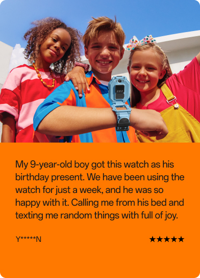 Kundenbewertung: Drei lächelnde Kinder im Freien, das mittlere Kind zeigt stolz seine imoo Kinder-Smartwatch in Blau. Bewertungstext: „Mein 9-jähriger Sohn hat diese Uhr zum Geburtstag bekommen. Wir benutzen sie seit einer Woche – er ist begeistert! Ruft mich abends aus dem Bett an und schreibt mir fröhliche Nachrichten." Benutzer: Y*****N. Bewertung: 5 von 5 Sternen.