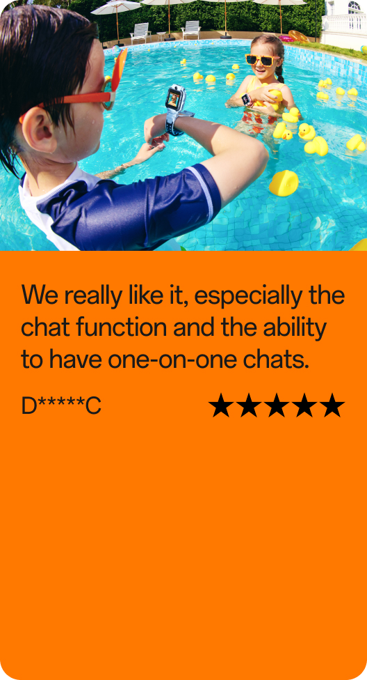 Kundenbewertung: Ein Kind im Schwimmbad trägt eine imoo Kinder-Smartwatch am Handgelenk und zeigt sie einer anderen Person. Bewertungstext: „Uns gefällt sie sehr gut, besonders die Chat-Funktion und die Möglichkeit, Einzelchats zu führen." Benutzer: D*****C. Bewertung: 5 von 5 Sternen.