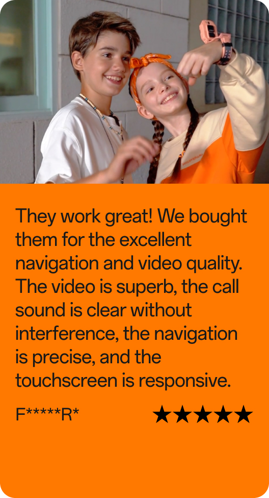 Kundenbewertung: Zwei Kinder lächeln in die Kamera, eines davon trägt eine imoo Kinder-Smartwatch am Handgelenk. Bewertungstext: „Funktioniert super! Wir haben sie wegen der hervorragenden Navigation und der tollen Videoqualität gekauft. Das Video ist erstklassig, der Ton beim Telefonieren klar ohne Störungen, die Navigation präzise und der Touchscreen reagiert schnell." Benutzer: F*****R*. Bewertung: 5 von 5 Sternen.