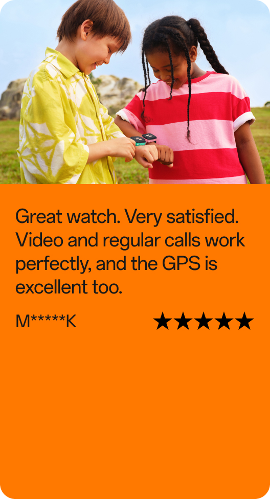 Kundenbewertung: Zwei Kinder stehen im Freien, eines schaut auf seine imoo Kinder-Smartwatch, das andere schaut zu. Bewertungstext: „Tolle Uhr, sehr zufrieden! Video- und normale Anrufe funktionieren einwandfrei, und auch das GPS ist ausgezeichnet." Benutzer: M*****K. Bewertung: 5 von 5 Sternen.