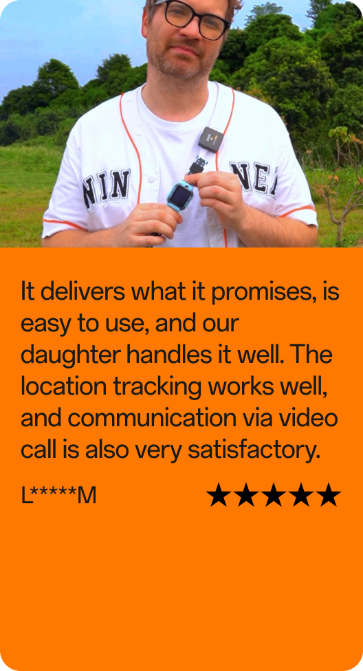 Kundenbewertung: Mann mit Brille hält eine imoo Kinder-Smartwatch in die Kamera, im Hintergrund grüne Bäume. Bewertungstext: „Hält, was sie verspricht. Die Bedienung ist einfach, unsere Tochter kommt bestens damit zurecht. Die Ortung funktioniert gut, und auch die Videoanrufe sind sehr zufriedenstellend." Benutzer: L*****M. Bewertung: 5 von 5 Sternen.