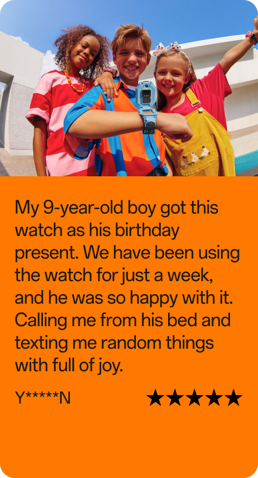 Kundenbewertung: Drei lächelnde Kinder im Freien, das mittlere Kind zeigt stolz seine imoo Kinder-Smartwatch in Blau. Bewertungstext: „Mein 9-jähriger Sohn hat diese Uhr zum Geburtstag bekommen. Wir benutzen sie seit einer Woche – er ist begeistert! Ruft mich abends aus dem Bett an und schreibt mir fröhliche Nachrichten." Benutzer: Y*****N. Bewertung: 5 von 5 Sternen.