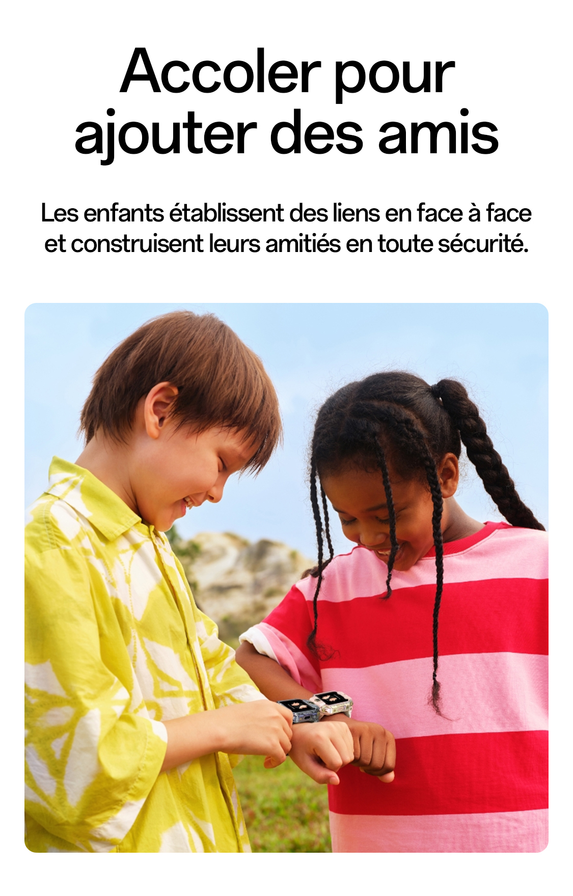 imoo Smartwatch X10: Zwei Kinder vergleichen ihre Uhren im Freien, um Freunde hinzuzufügen. Grau und Roségold Varianten.