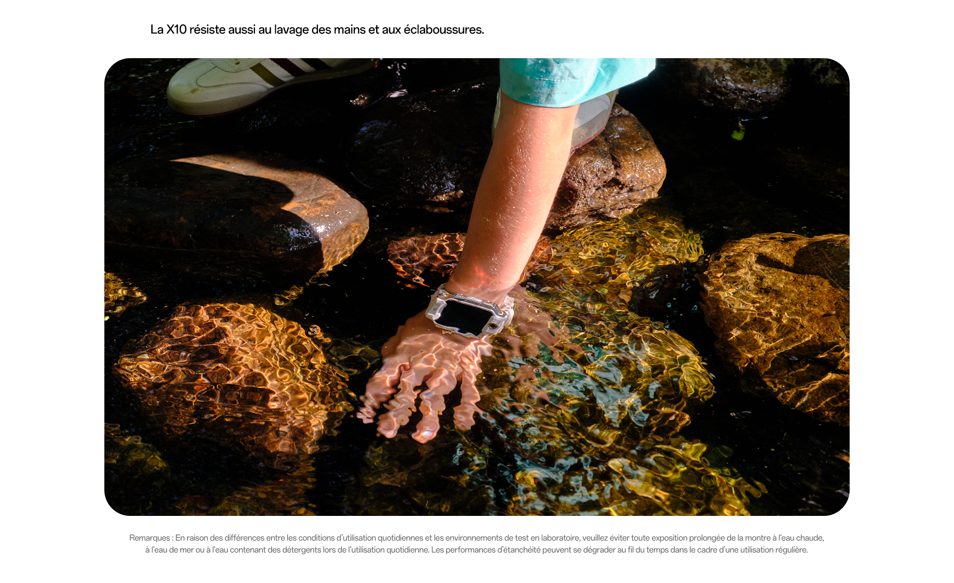 imoo Smartwatch X10 mit transparentem Armband im Bach, Kind schöpft Wasser. Wasserdichtigkeit im Einsatz.