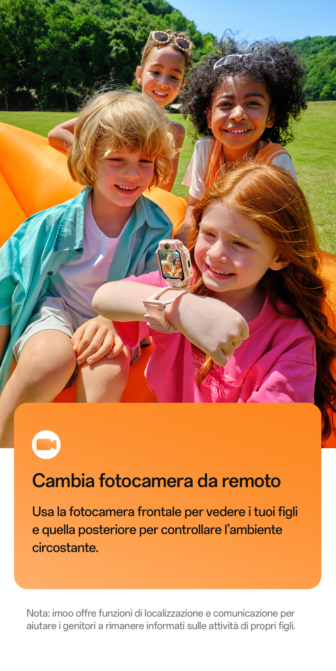 imoo Smartwatch X10 mit rosafarbener Uhr am Handgelenk zeigt Selfie von vier Kindern. Produktseite.