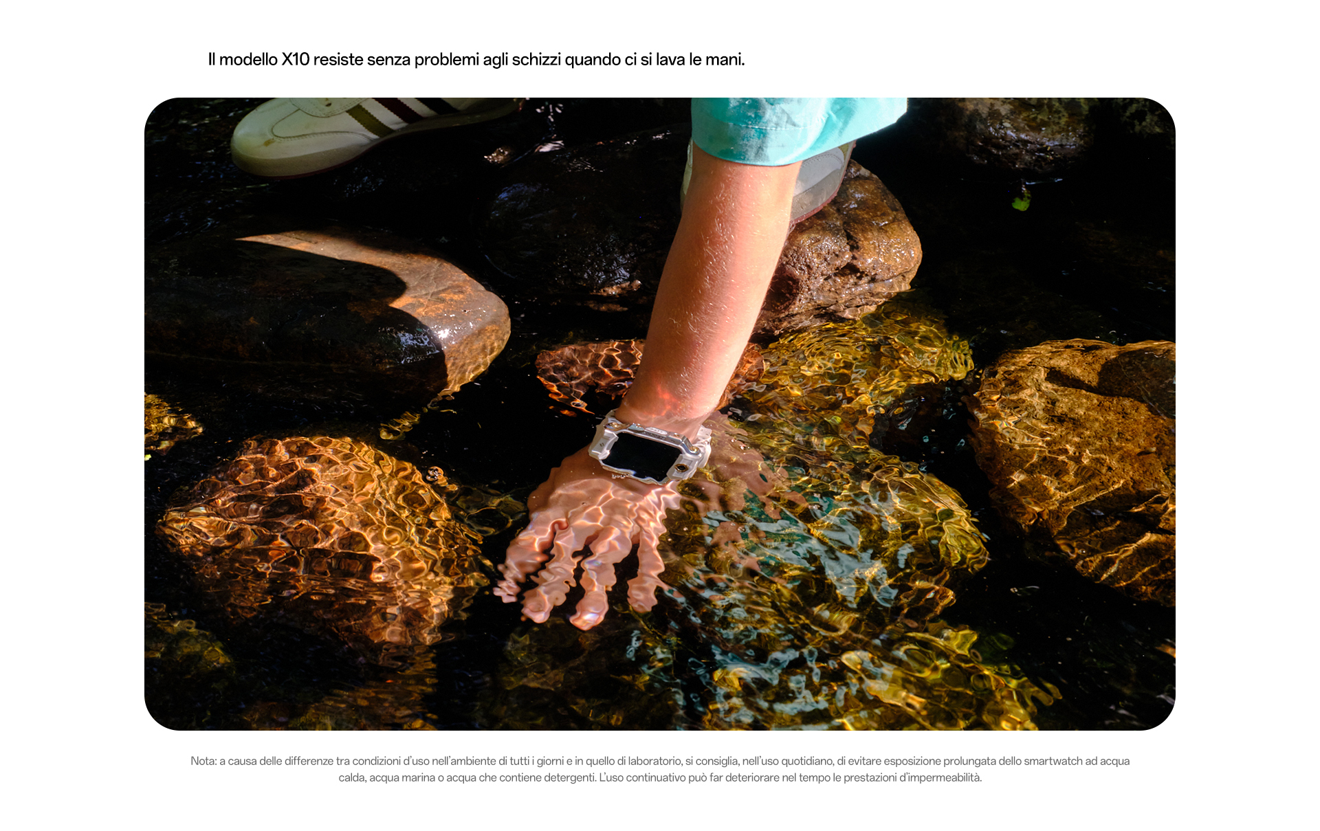 imoo Smartwatch X10 mit transparentem Armband im Bach, Kind schöpft Wasser. Wasserdichtigkeit im Einsatz.