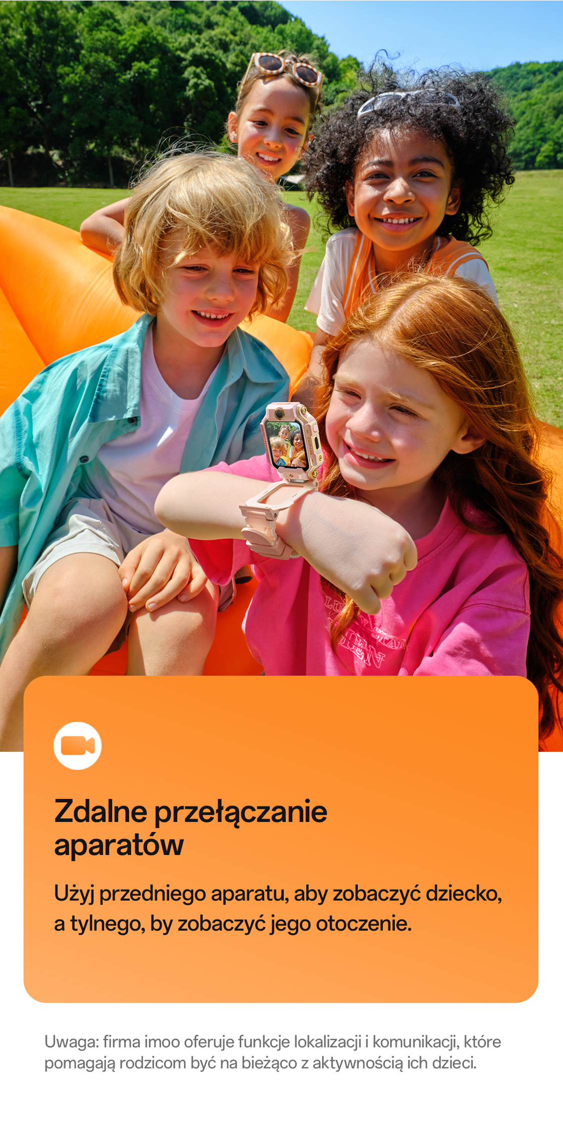 imoo Watch Phone X10 mit rosafarbener Uhr am Handgelenk zeigt Selfie von vier Kindern. Produktseite.