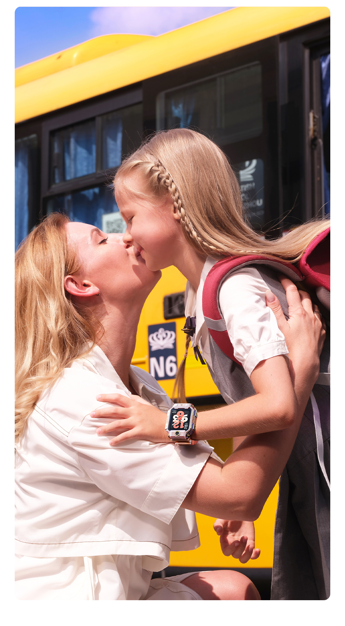 imoo Watch Phone X10 Roségold: Mutter küsst Tochter vor Schulbus, Sicherheit für Eltern. Produktseite.