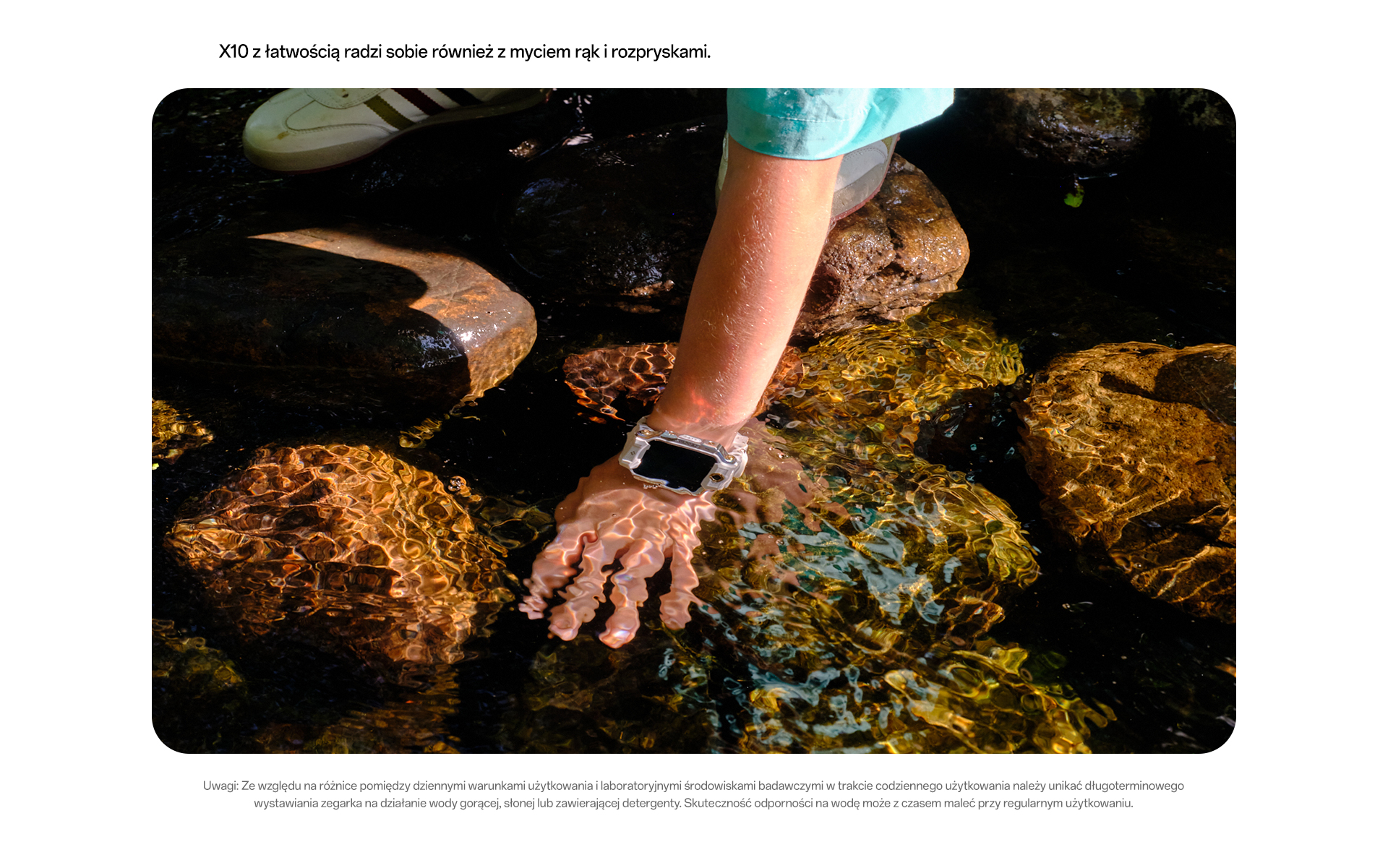 imoo Watch Phone X10 mit transparentem Armband im Bach, Kind schöpft Wasser. Wasserdichtigkeit im Einsatz.