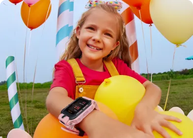 Anak melakukan panggilan video dengan jam tangan imoo