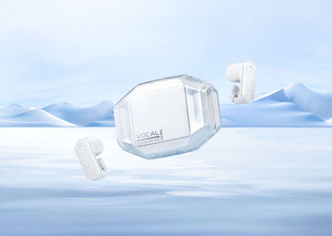 imoo Openbuds E5 weiße Kopfhörer mit transparentem Ladecase mit VOCAL NEO DESIGN Aufdruck auf Eisblau-Hintergrund