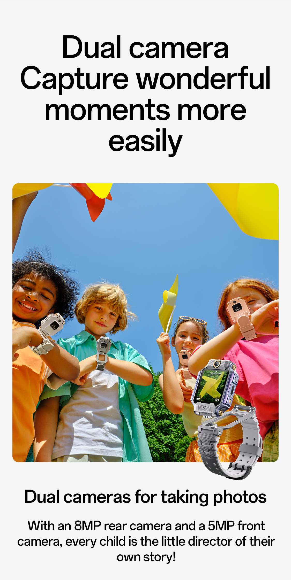 imoo Watch Phone X10 in Silber mit grauem Armband: lächelndes Kind macht Selfie im Freien, Produktseite