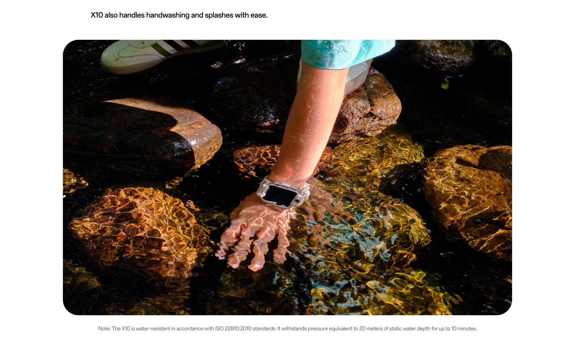 imoo Watch Phone X10 mit transparentem Armband im Bach, Kind schöpft Wasser. Wasserdichtigkeit im Einsatz.
