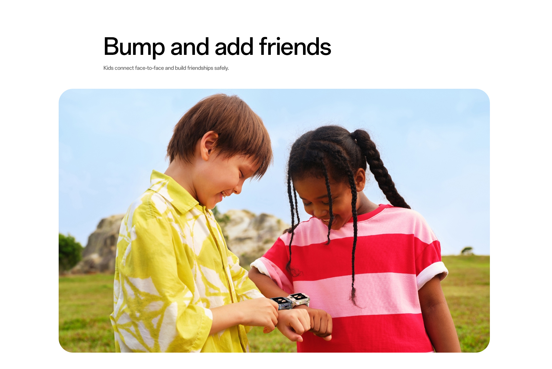 imoo Watch Phone X10: Kinder fügen auf Wiese Freunde hinzu, zeigen Uhr am Handgelenk. Produktseite.