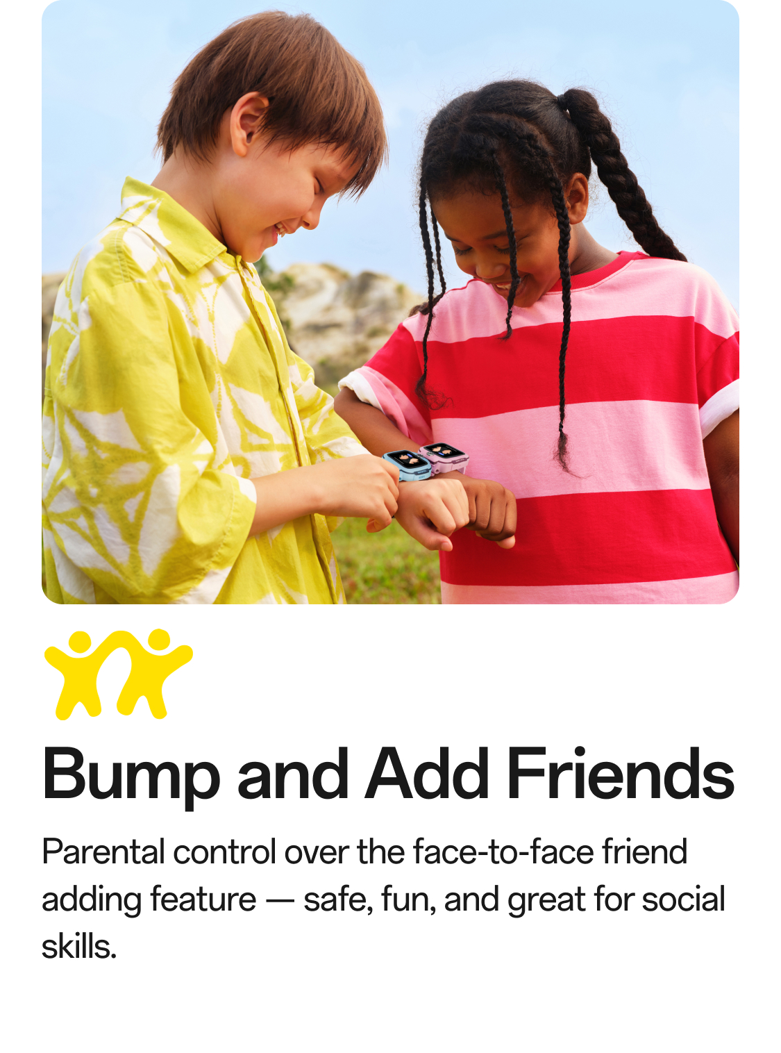 Zwei Kinder fügen im Freien Freunde über imoo Z3 Smartwatches hinzu: Junge und Mädchen tauschen Kontakte aus. Produktseite.