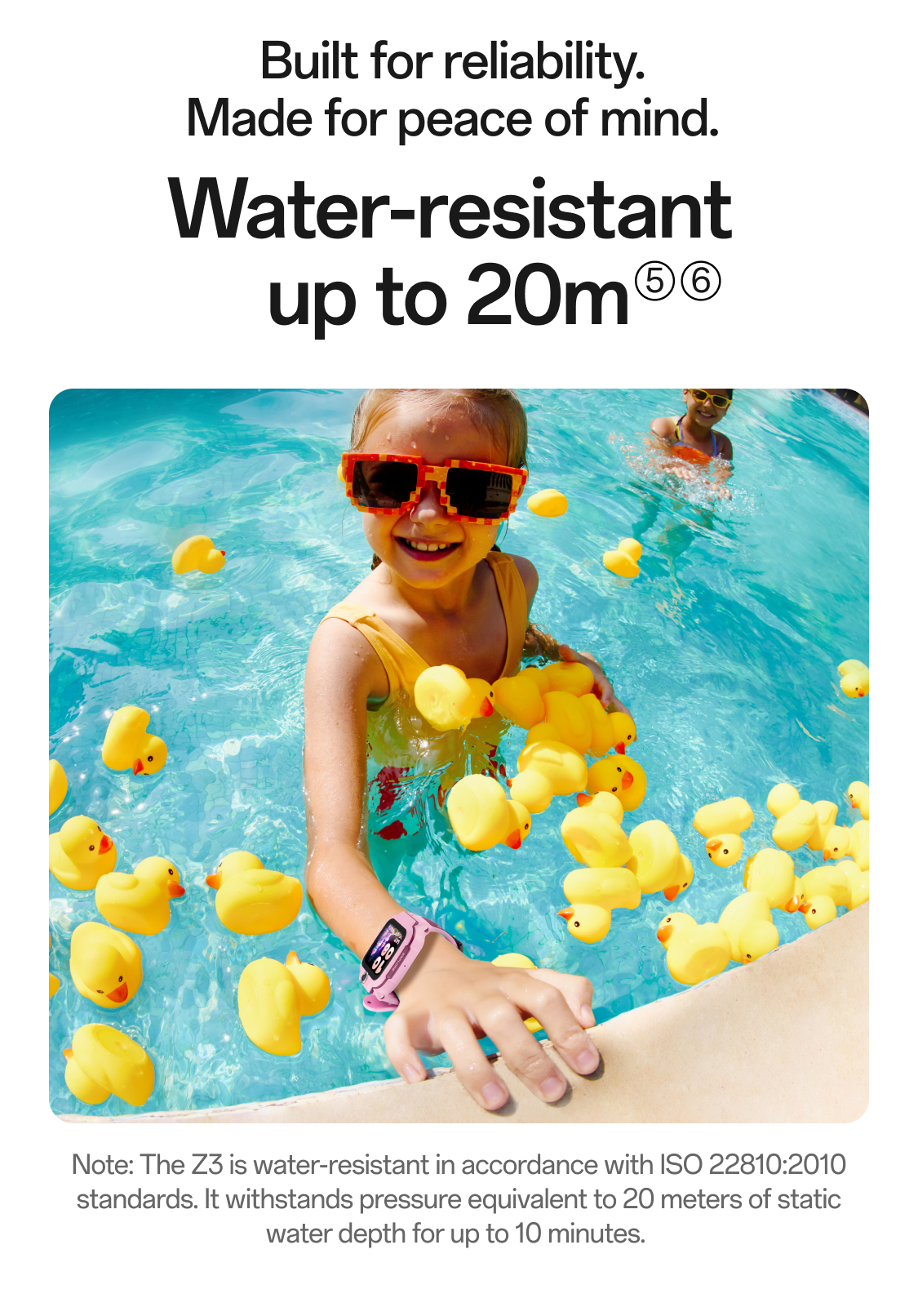 imoo Watch Phone Z3 rosa zeigt IP68 Wasserbeständigkeit beim Schwimmen im Pool mit Quietscheentchen, Produktseite