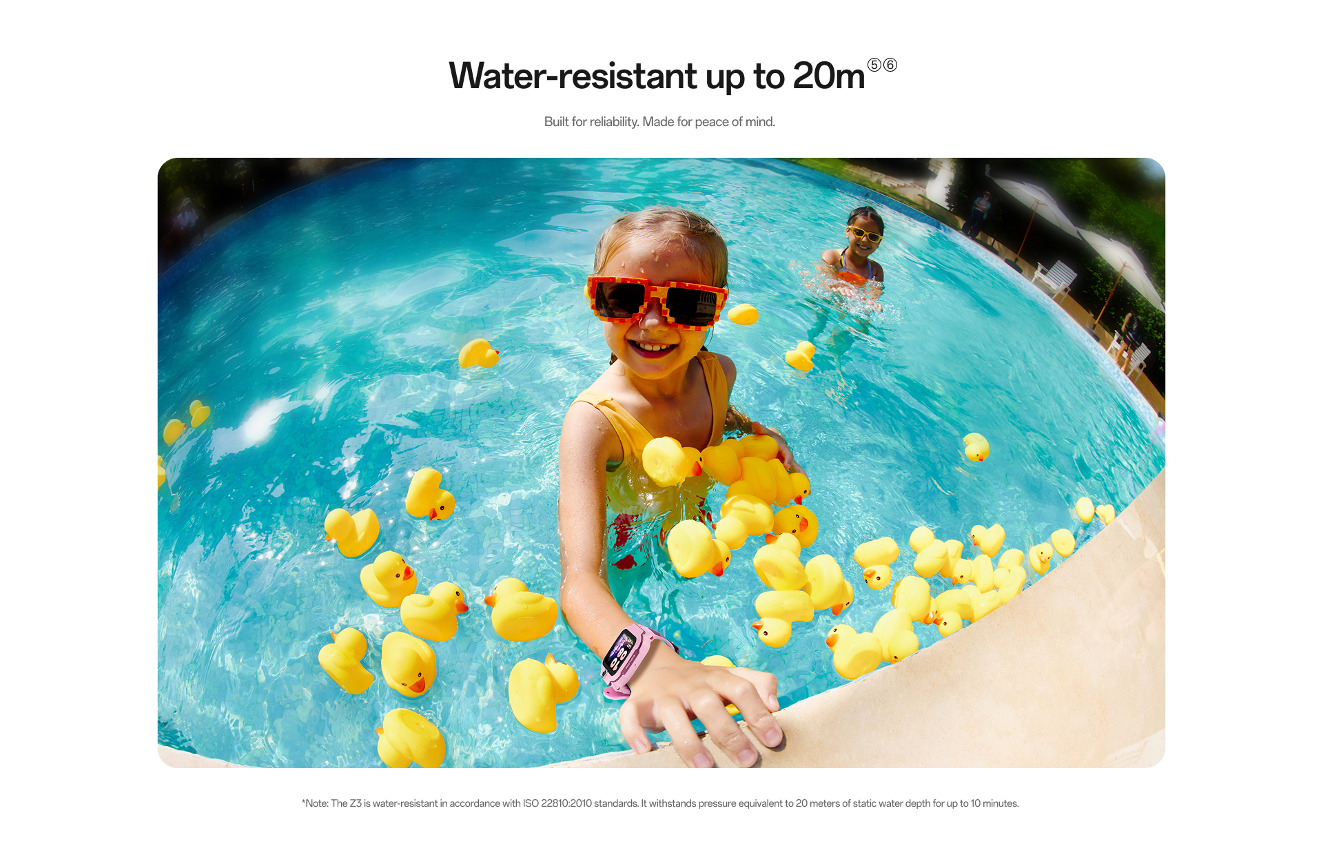 imoo Watch Phone Z3 mit IP68 Wasserbeständigkeit: Mädchen spielen im Pool mit Gummienten, geeignet zum Schwimmen