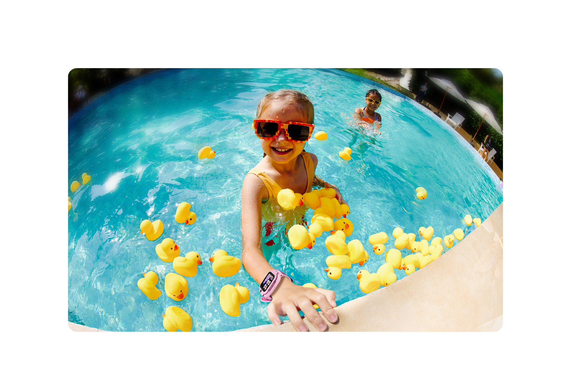 Child swimming while wearing the Z3