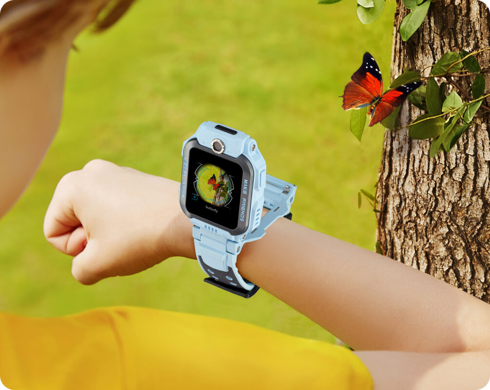 imoo Z7 Smartwatch am Handgelenk eines Kindes im Freien, zeigt einen Schmetterling auf dem Display.