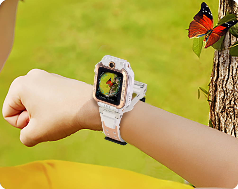 imoo Z7 Smartwatch am Handgelenk eines Kindes im Freien, zeigt einen Schmetterling auf dem Display.