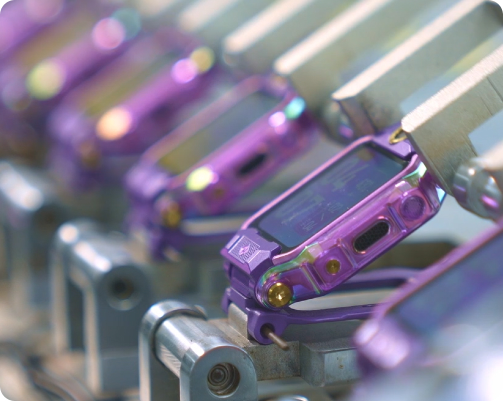 imoo Watch Phone Z7 in Lila mit klappbarer Dual-Kamera auf Produktionsband