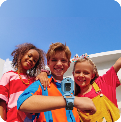 Drei lachende Kinder im Freien, Junge trägt imoo Watch Phone Z7 mit Flip-Design und Doppelkamera.