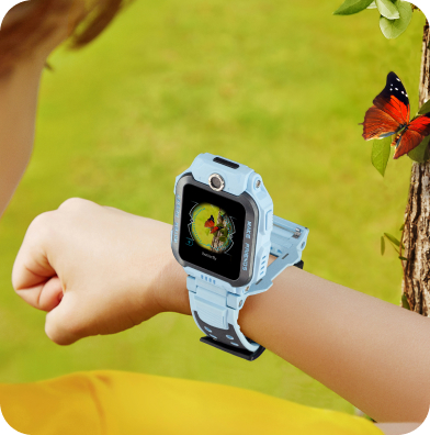imoo Z7 Smartwatch am Handgelenk eines Kindes im Freien, zeigt einen Schmetterling auf dem Display.