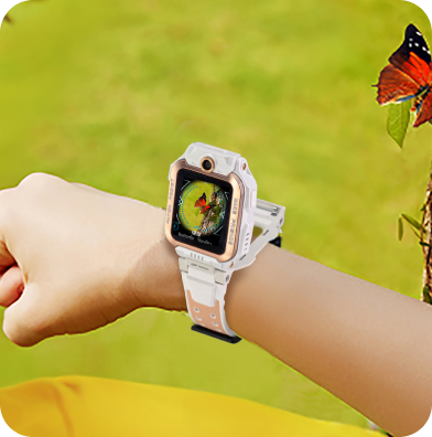 imoo Z7 Smartwatch am Handgelenk eines Kindes im Freien, zeigt einen Schmetterling auf dem Display.