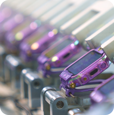 imoo Watch Phone Z7 in Lila mit klappbarer Dual-Kamera auf Produktionsband