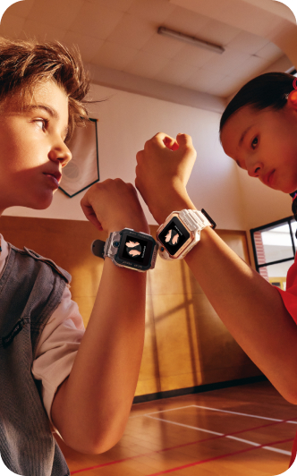 Junge und Mädchen zeigen ihre imoo Z7 Smartwatches im Fitnessstudio, beide mit Schmetterlings-Icon auf dem Display.