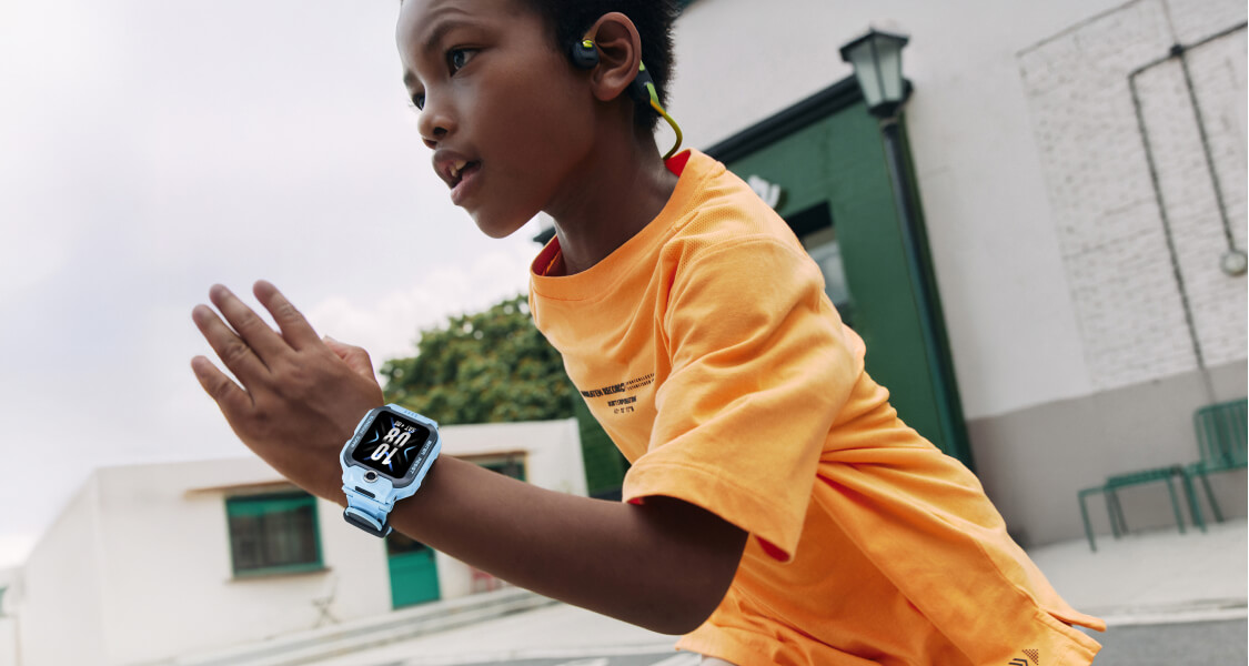 Boy in orange T-shirt running with imoo Watch Phone Z7 in White-Rose Gold on wrist