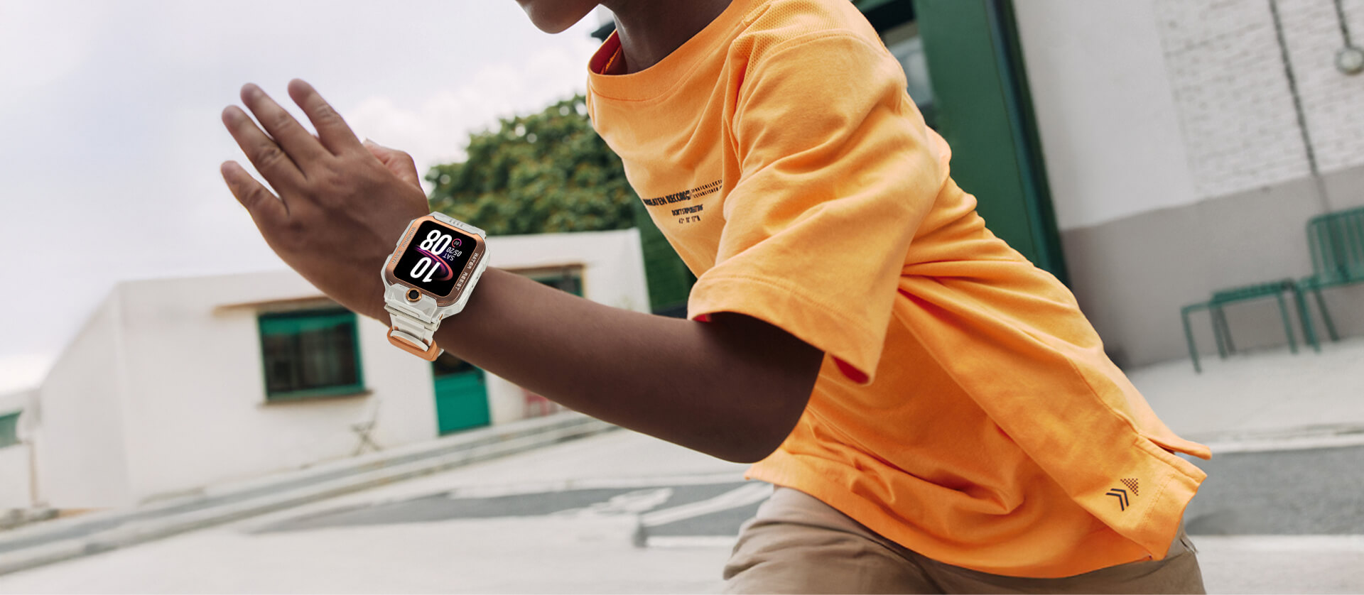 Kind trägt imoo Watch Phone Z7 in Weiß-Gold am Handgelenk, zeigt 80 BPM und 10:08 Uhrzeit im Freien.